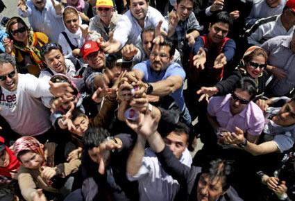 إيراني يحاول دخول "غينيس" من خلال أكبر طبق مثلجات في العالم